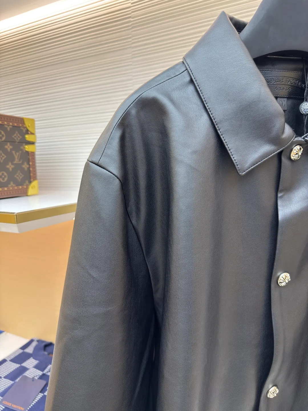 Chrome Hearts Cross Silver Leather Jacket ●Item No.: 1680457-C65 ●Material: black pebbled leather fabric ●Technology: patch embroidery ●Version: loose fit ●Weight: about 875 grams ●Size: S-M-L ●Description: The fabric is custom-woven using black pebbled genuine leather. Customized silk jacquard logo lining. Customized 925 silver cross. Embroidery is processed by TAJIMA machine. Patch embroidery process. Customized leather trademark. Customized leather size. Customized 5.8cm metal logo label. Customized 18mm four-button buckle. Customized 18mm two-button button. Customized accessories. Same style for men and women. Full of street feel. Very good workmanship details. The overall wiring is straight and delicate, the fabric is comfortable and soft, and the color is consistent without color difference. It can be matched with the same style to create a fashionable look and control various occasions. Customized accessories, complete with three standards, same style for men and women!
